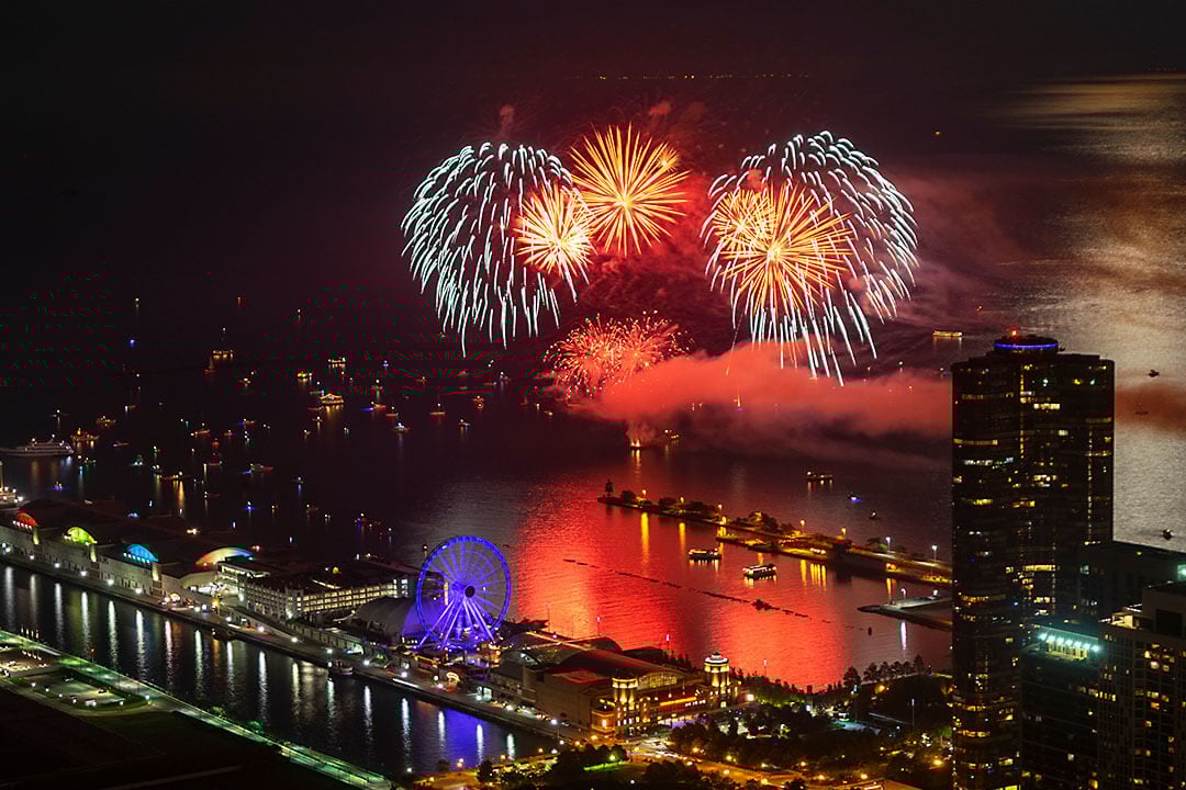 Fuegos artificiales en Navy Pier mientras capturaba la vista desde el piso 94 del edificio John Hancock.